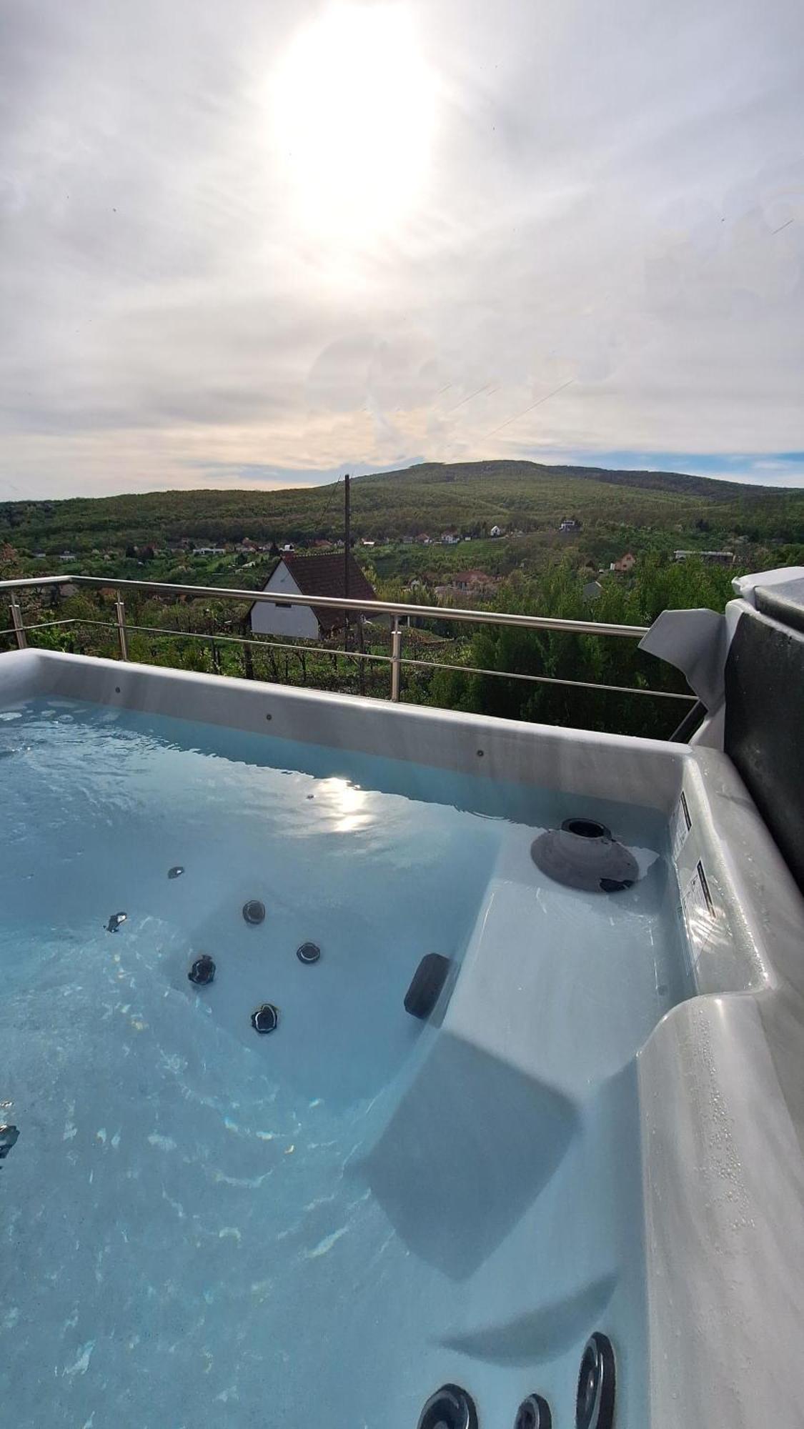 Hillside Cottage Pecs Bagian luar foto
